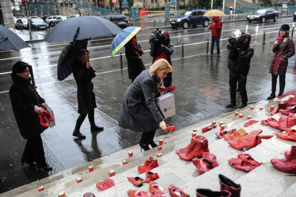 Prin proiectul “Dragostea poartă Pantofii roșii”, Fundația Mereu Aproape luptă contra violenței împotriva femeilor 509773