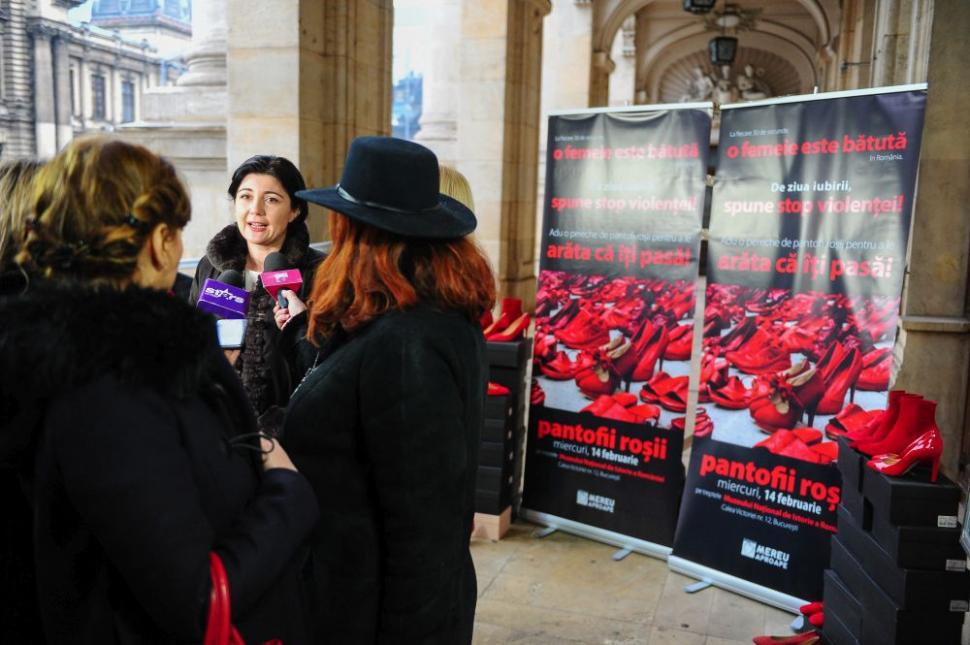 Prin proiectul “Dragostea poartă Pantofii roșii”, Fundația Mereu Aproape luptă contra violenței împotriva femeilor 509775
