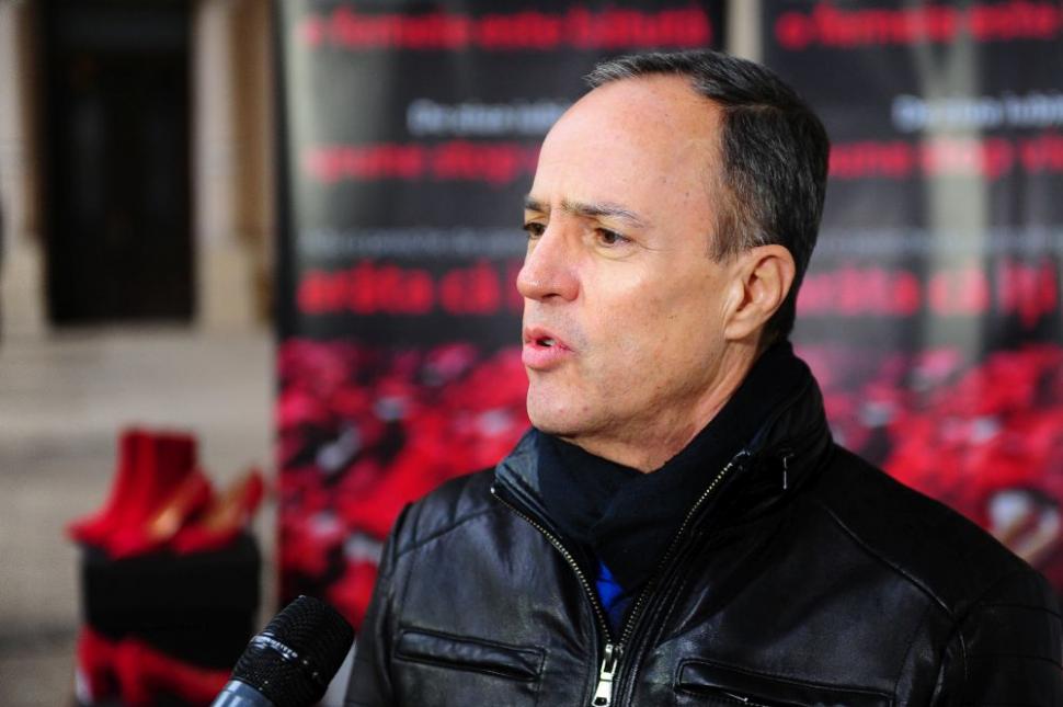 Prin proiectul “Dragostea poartă Pantofii roșii”, Fundația Mereu Aproape luptă contra violenței împotriva femeilor 509776