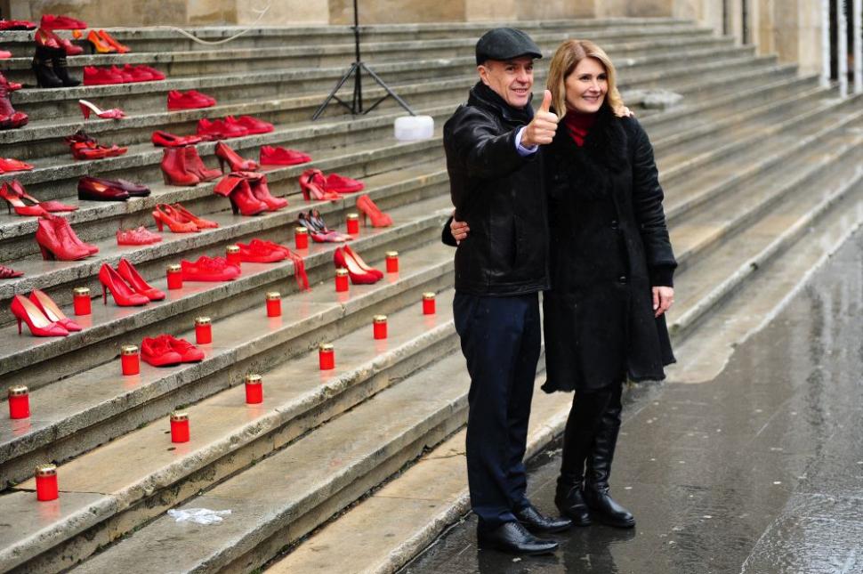 Prin proiectul “Dragostea poartă Pantofii roșii”, Fundația Mereu Aproape luptă contra violenței împotriva femeilor 509778