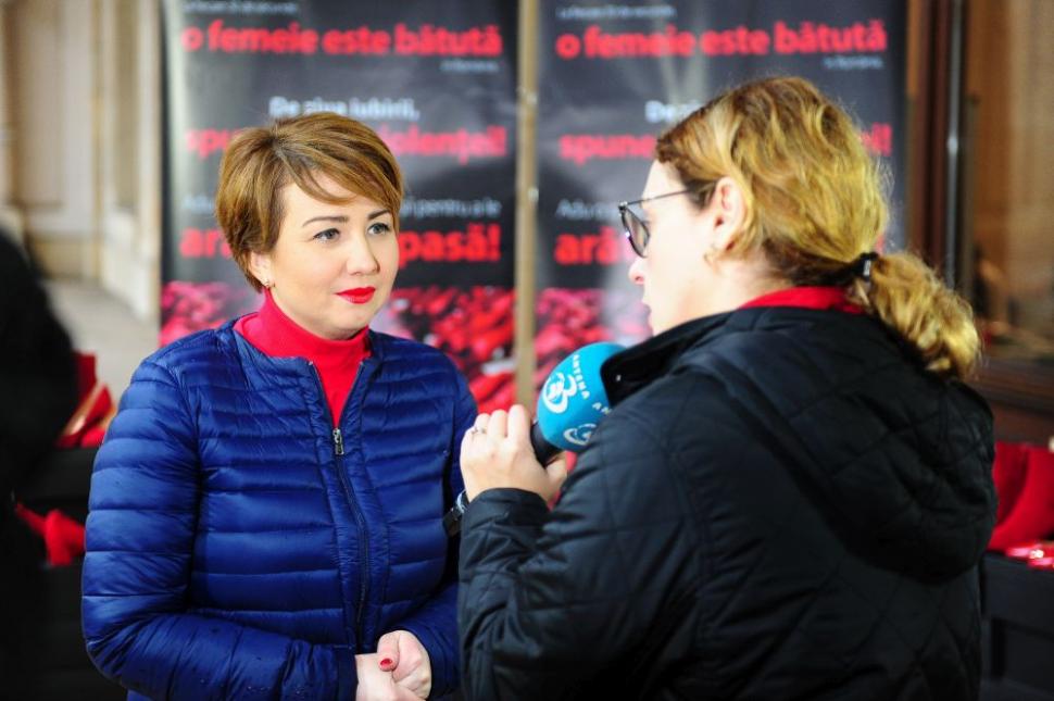 Prin proiectul “Dragostea poartă Pantofii roșii”, Fundația Mereu Aproape luptă contra violenței împotriva femeilor 509782