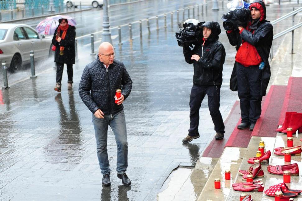 Prin proiectul “Dragostea poartă Pantofii roșii”, Fundația Mereu Aproape luptă contra violenței împotriva femeilor 509784