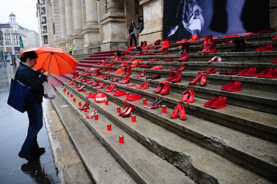 Prin proiectul “Dragostea poartă Pantofii roșii”, Fundația Mereu Aproape luptă contra violenței împotriva femeilor 509789