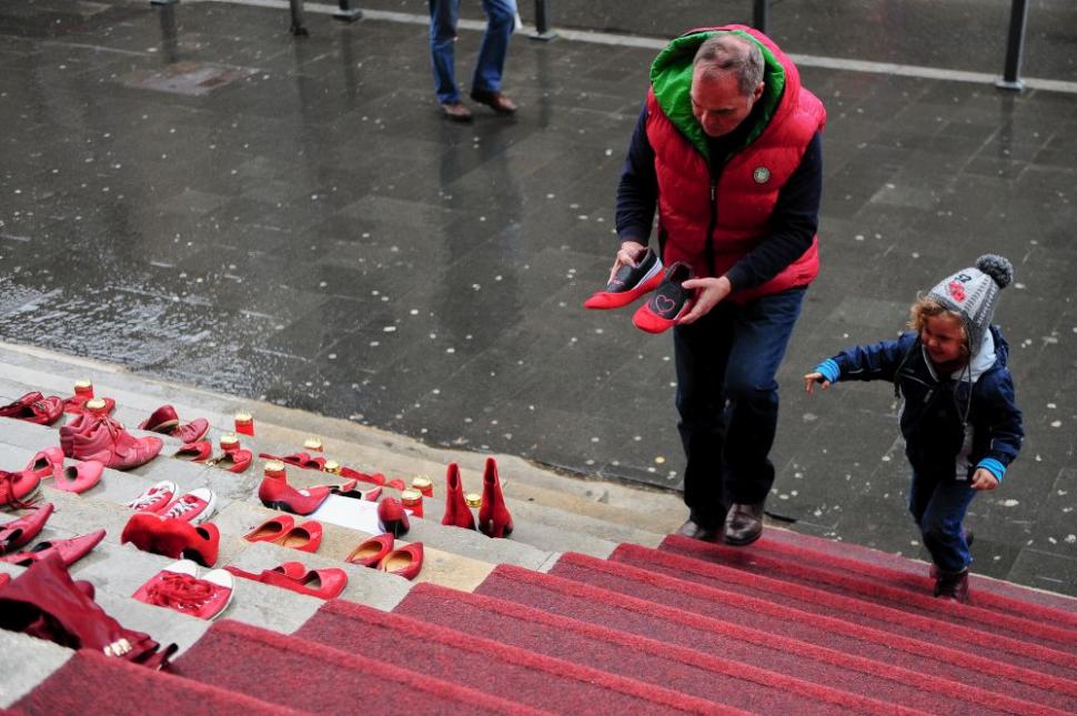 Prin proiectul “Dragostea poartă Pantofii roșii”, Fundația Mereu Aproape luptă contra violenței împotriva femeilor 509790