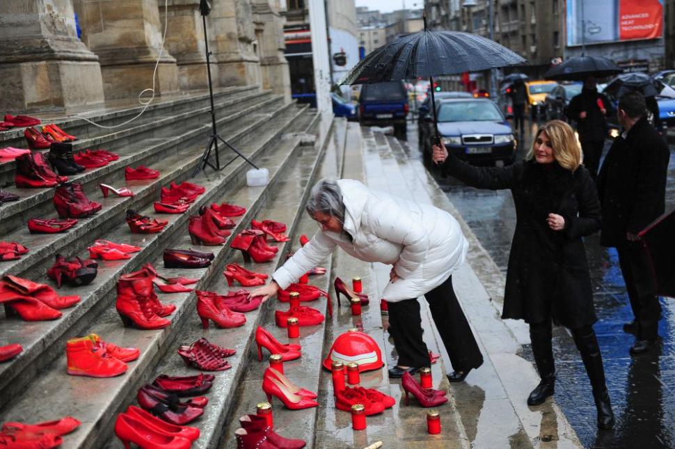 Prin proiectul “Dragostea poartă Pantofii roșii”, Fundația Mereu Aproape luptă contra violenței împotriva femeilor 509794