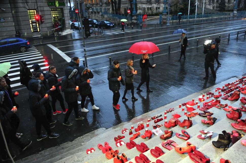 Prin proiectul “Dragostea poartă Pantofii roșii”, Fundația Mereu Aproape luptă contra violenței împotriva femeilor 509796