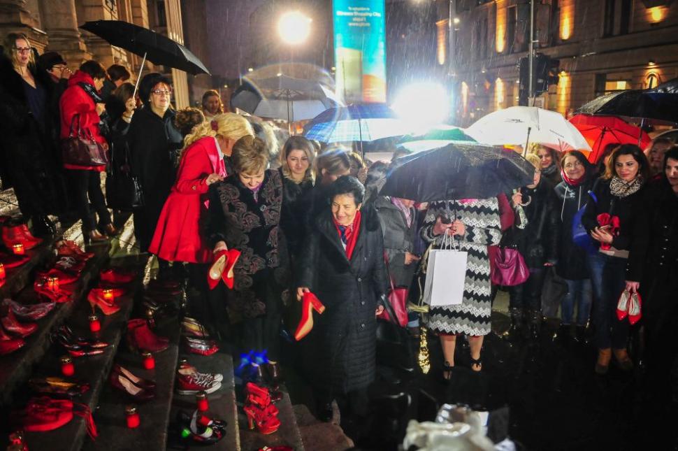 Prin proiectul “Dragostea poartă Pantofii roșii”, Fundația Mereu Aproape luptă contra violenței împotriva femeilor 509800