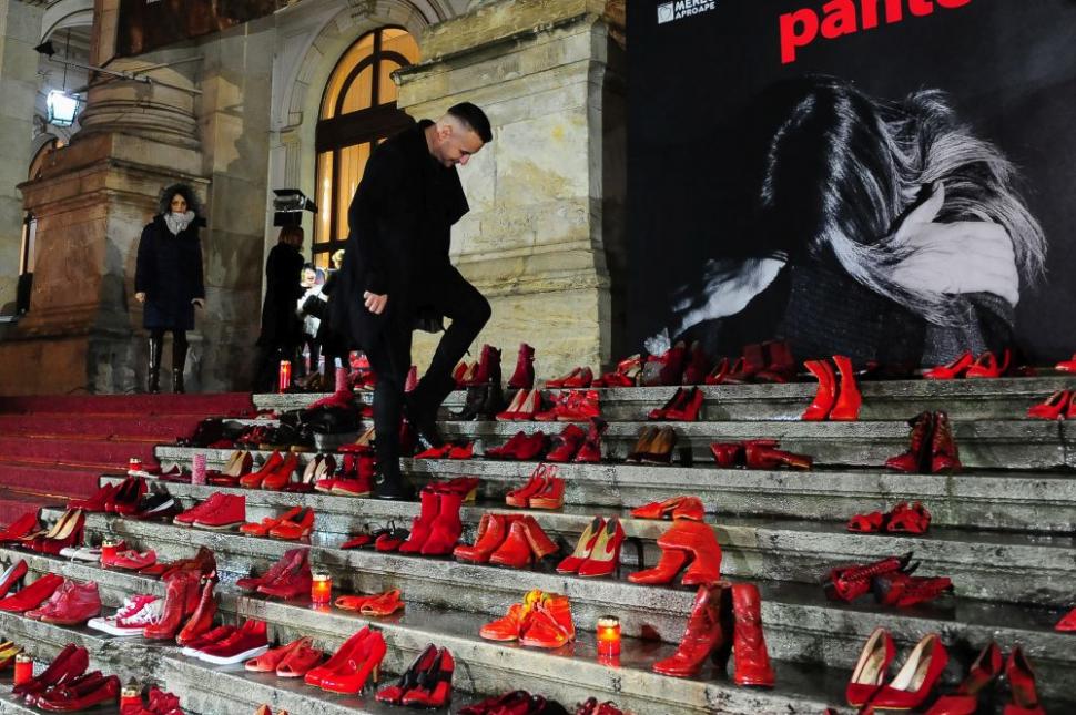 Prin proiectul “Dragostea poartă Pantofii roșii”, Fundația Mereu Aproape luptă contra violenței împotriva femeilor 509801