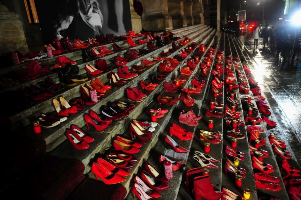 Prin proiectul “Dragostea poartă Pantofii roșii”, Fundația Mereu Aproape luptă contra violenței împotriva femeilor 509805