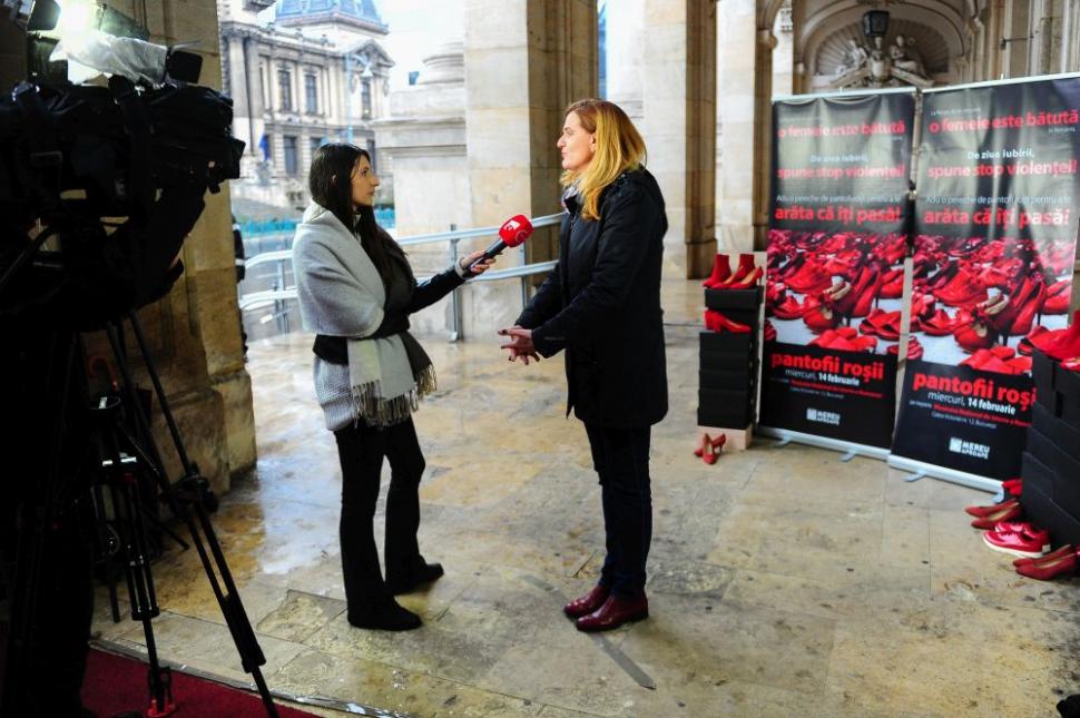 Prin proiectul “Dragostea poartă Pantofii roșii”, Fundația Mereu Aproape luptă contra violenței împotriva femeilor 509806