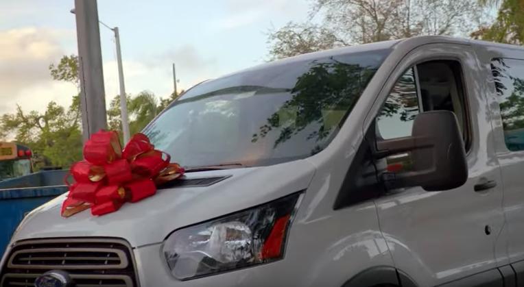 Ce gest minunat! O vedetă  a împărţit 1 milion de dolari într-un cartier sărac 510115