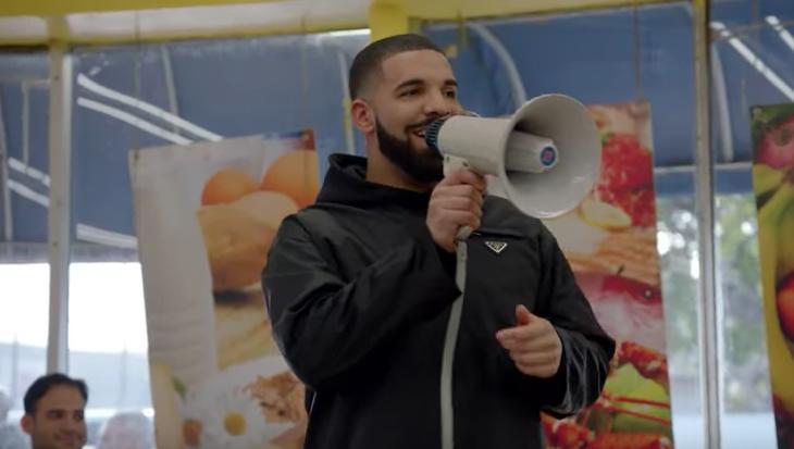 Ce gest minunat! O vedetă  a împărţit 1 milion de dolari într-un cartier sărac 510118