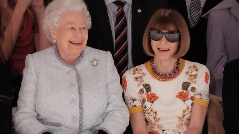 Imagini surprinzătoare cu Regina Marii Britanii, în primul rând la o prezentare de modă - FOTO 510209