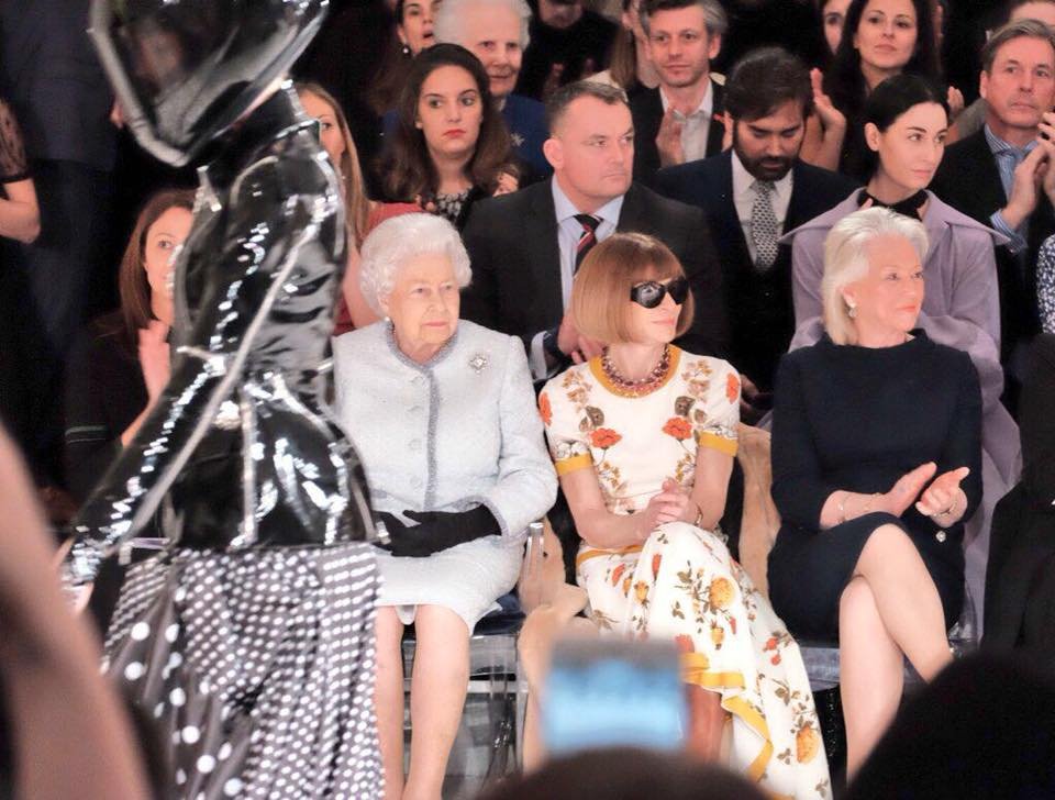 Imagini surprinzătoare cu Regina Marii Britanii, în primul rând la o prezentare de modă - FOTO