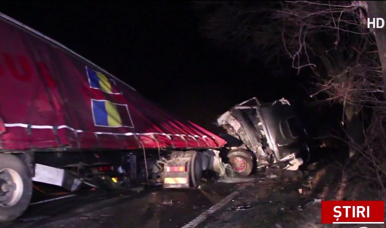 VIDEO. Imagini șocante de la accidentul în care și-a pierdut viața jandarmul din Sarata Monteoru. Mașina sa, prinsă între un TIR și o cisternă