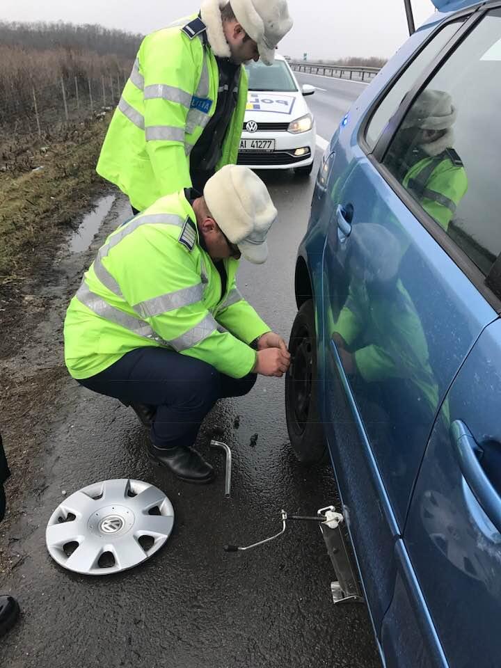 Această tânără a făcut pană de cauciuc în mijlocului drumului. Doi polițiști au oprit și s-au apropiat de mașină. „Am crezut că mă amendează, dar ei...” 510340