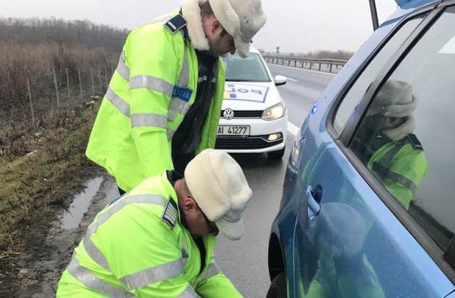 Această tânără a făcut pană de cauciuc în mijlocului drumului. Doi polițiști au oprit și s-au apropiat de mașină. „Am crezut că mă amendează, dar ei...” 510341