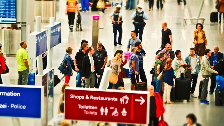 Poți să iei în aeroport toate hainele pe tine și să nu mai plătești taxa de bagaj? Răspunsul te va surprinde!
