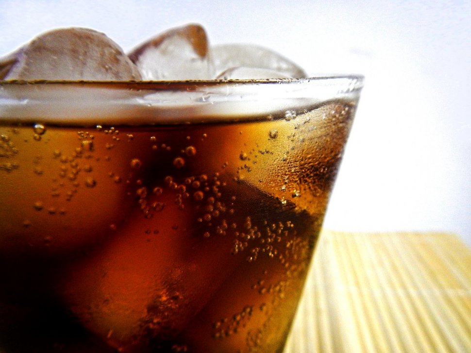 Consumul regulat de băuturi carbogazoase cu conținut mare de zahăr sporește riscul de cancer