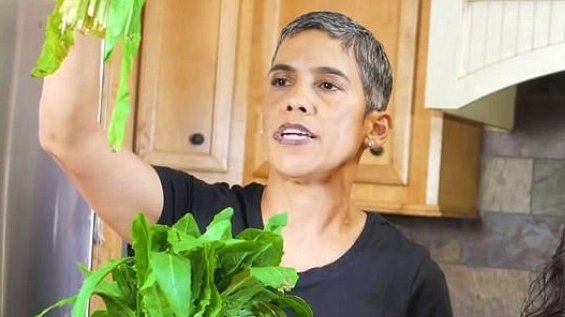 O femeie care susținea că s-a vindecat de cancer datorită dietei vegane a murit