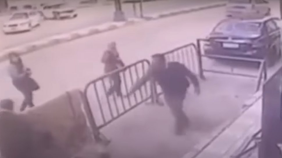 Scene incredibile. Un poliţist a reușit să prindă în brațe un copil care cădea de la etajul trei - VIDEO