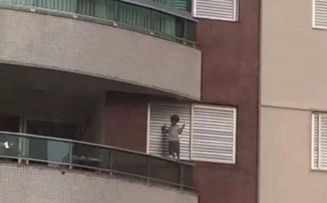 Se uita la blocul vecin, când a avut un șoc. La etajul nouă, a văzut ceva de neimaginat (FOTO) 510640