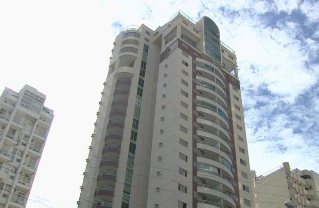 Se uita la blocul vecin, când a avut un șoc. La etajul nouă, a văzut ceva de neimaginat (FOTO) 510641