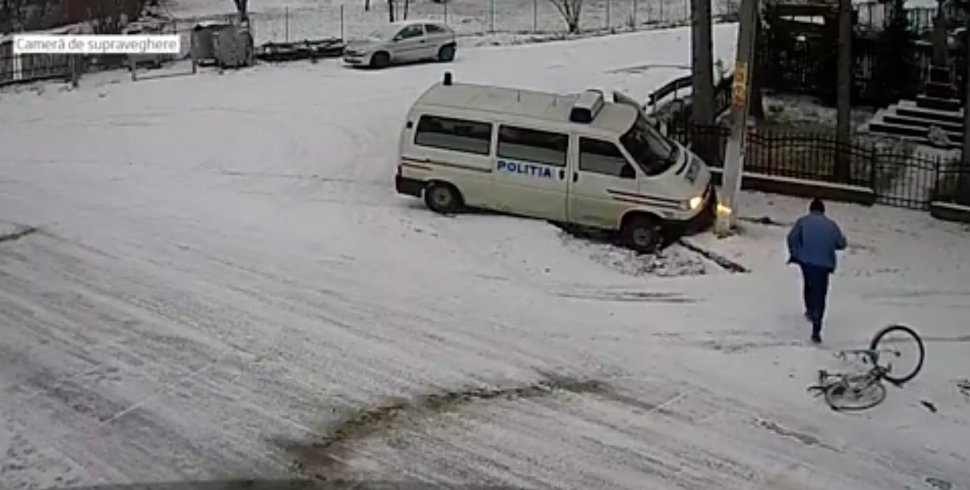 Un tată a murit strivit sub duba poliţiştilor, care a derapat pe un drum cu gheaţă şi zăpadă, din Argeş! Motivul e revoltător: nu au fost bani pentru deszăpezire