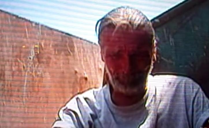 A găsit o valiză aruncată într-o ghenă de gunoi. Când a deschis-o, nu i-a venit să creadă ce vede. În ea se afla o sumă uriașă de bani și un bilet. A început să tremure când l-a citit. Este șocant ce i s-a întâmplat după șase luni (FOTO) 510883