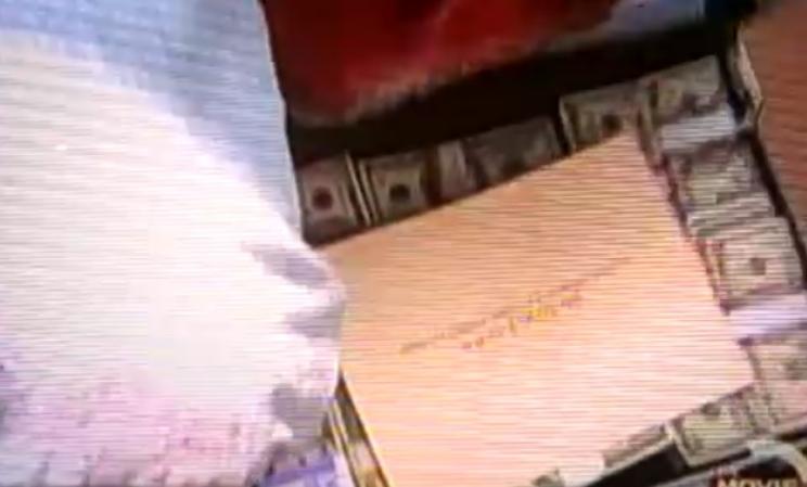 A găsit o valiză aruncată într-o ghenă de gunoi. Când a deschis-o, nu i-a venit să creadă ce vede. În ea se afla o sumă uriașă de bani și un bilet. A început să tremure când l-a citit. Este șocant ce i s-a întâmplat după șase luni (FOTO) 510884