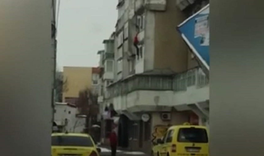 Imagini șocante! Un tânăr și-a împins tatăl de la balcon - VIDEO
