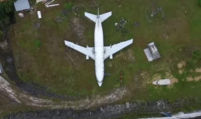 Un avion misterios a fost abandonat pe un câmp din Bali. Nimeni nu știe cum a ajuns acolo - VIDEO