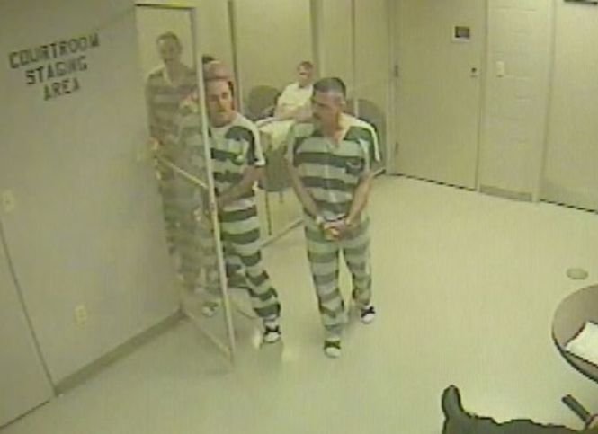 Scene incredibile într-un tribunal din Texas. Ce au făcut deţinuţii după ce gardianul care-i păzea a suferit un infarct - VIDEO