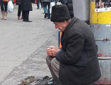 Acest bătrân stă zilnic și îngheață de frig pe o stradă din Cluj: ”Nu cerșește, se simte prost și rușinat când îl intrebi de sănătate” - Povestea lui tristă 