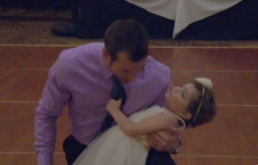 La patru ani s-a căsătorit cu un bărbat cu 25 de ani mai mare. Este incredibil ce cadou a primit în noaptea nunții (FOTO) 511234