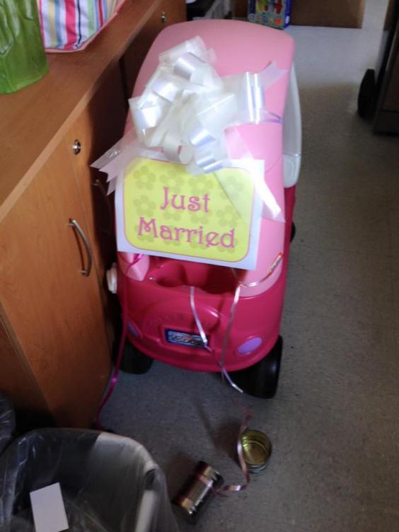 La patru ani s-a căsătorit cu un bărbat cu 25 de ani mai mare. Este incredibil ce cadou a primit în noaptea nunții (FOTO) 511235