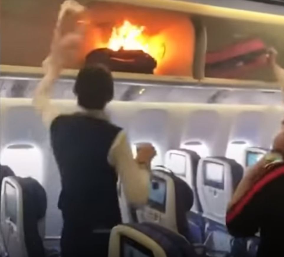 Panică la bordul unui avion. O baterie a luat foc. Pasagerii au fost evacuați de urgență - VIDEO
