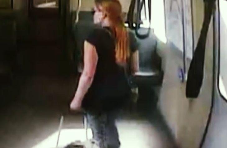 Era în metrou când o femeie i-a pus în brațe un bilet. Când l-a citit, tânăra s-a prăbușit la pământ. Ceilalți călători s-au apropiat de ea, au luat biletul și au înțeles într-o clipă ce s-a întâmplat 511244