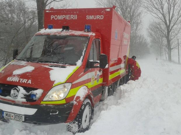 Vremea aduce primele probleme. O femeie gravidă, pe cale să nască, a fost preluată de o șenilată. Drumul era închis circulației din cauza viscolului