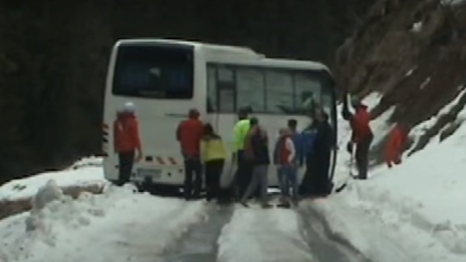 Accident grav în județul Gorj! Un autobuz şcolar cu 40 de elevi a derapat şi a ajuns în şanţ