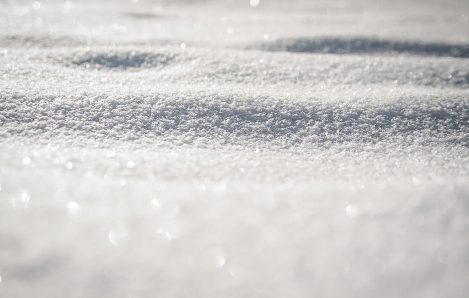 Un copil de patru ani, găsit mort în zăpadă. A ieșit din casă la -20 de grade 