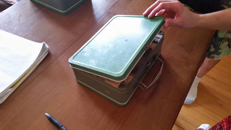 A decis să-și renoveze subsolul casei, când a găsit două cutii în perete. A fost de-a dreptul șocat când a văzut ce se află în ele. „Așa ceva este de neimaginat!” (GALERIE FOTO) 511719