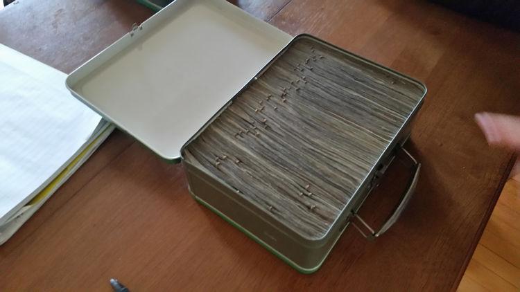 A decis să-și renoveze subsolul casei, când a găsit două cutii în perete. A fost de-a dreptul șocat când a văzut ce se află în ele. „Așa ceva este de neimaginat!” (GALERIE FOTO) 511720