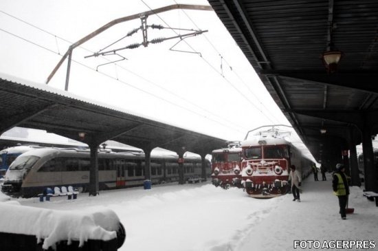 CFR călători: 120 de trenuri sunt anulate din cauza ninsorilor şi a viscolului