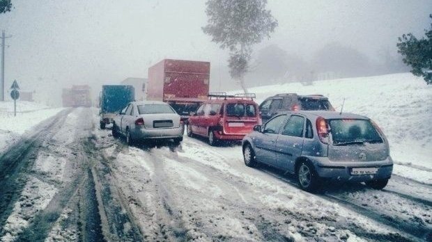 Circulaţia pe două autostrăzi şi zeci de drumuri este oprită, din cauza ninsorilor. Care este situaţia drumurilor