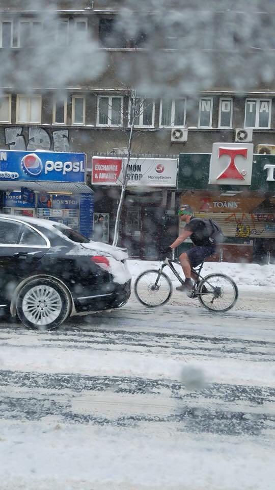 Cum a apărut azi un bucureștean pe străzile orașului. Oamenii au crezut că nu văd bine FOTO 511745