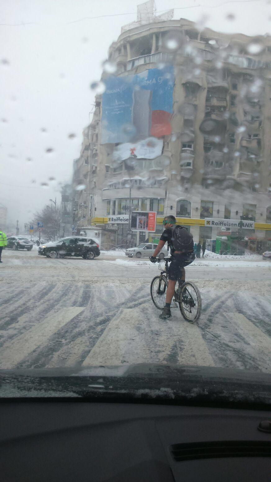 Cum a apărut azi un bucureștean pe străzile orașului. Oamenii au crezut că nu văd bine FOTO 511752