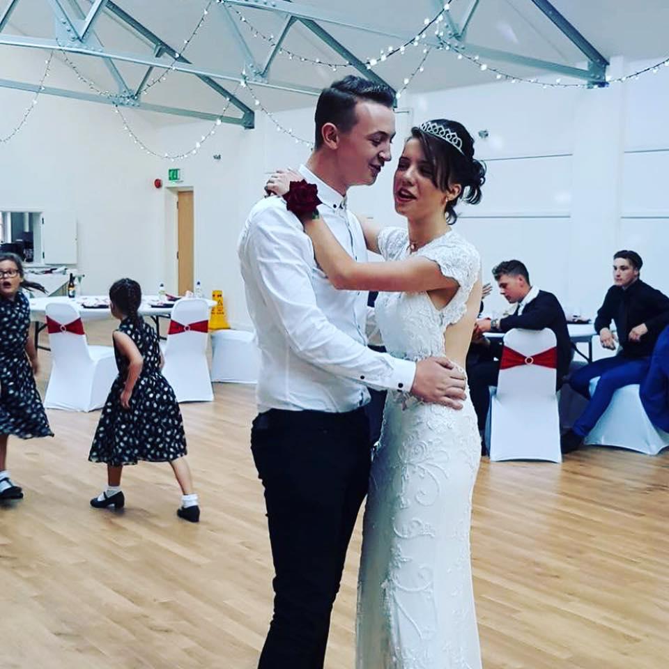 Își cumpărăse o rochie pentru balul de absolvire, însă nu s-a mai dus pentru că toți colegii își băteau joc de ea. A doua zi, când s-a trezit și s-a uitat pe geam, nu i-a venit să creadă ce vede. Erau peste 100 (FOTO) 511726