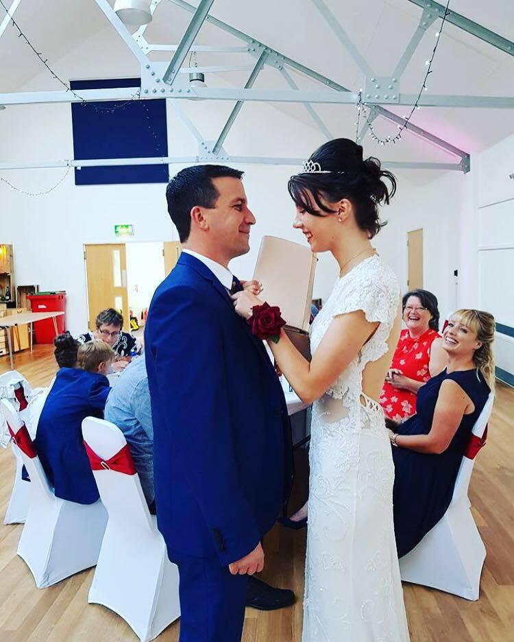 Își cumpărăse o rochie pentru balul de absolvire, însă nu s-a mai dus pentru că toți colegii își băteau joc de ea. A doua zi, când s-a trezit și s-a uitat pe geam, nu i-a venit să creadă ce vede. Erau peste 100 (FOTO) 511727