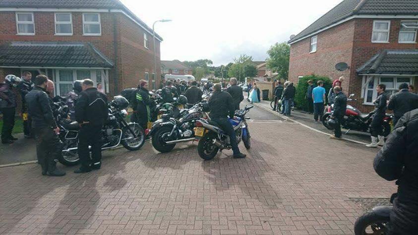 Își cumpărăse o rochie pentru balul de absolvire, însă nu s-a mai dus pentru că toți colegii își băteau joc de ea. A doua zi, când s-a trezit și s-a uitat pe geam, nu i-a venit să creadă ce vede. Erau peste 100 (FOTO) 511729